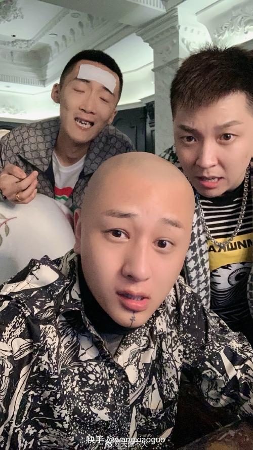 快手红人王小国跟谁好