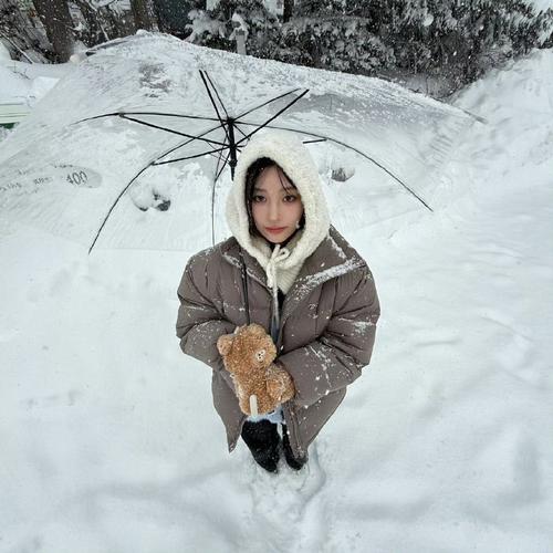 抖音里光脚走雪地的女子