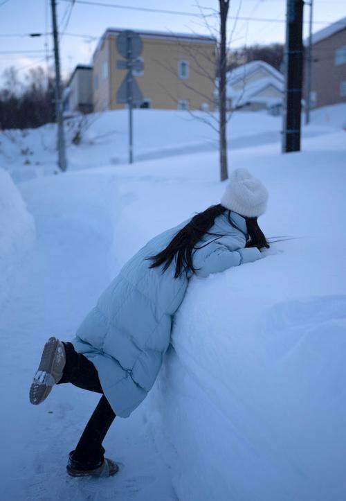 抖音里光脚走雪地的女子