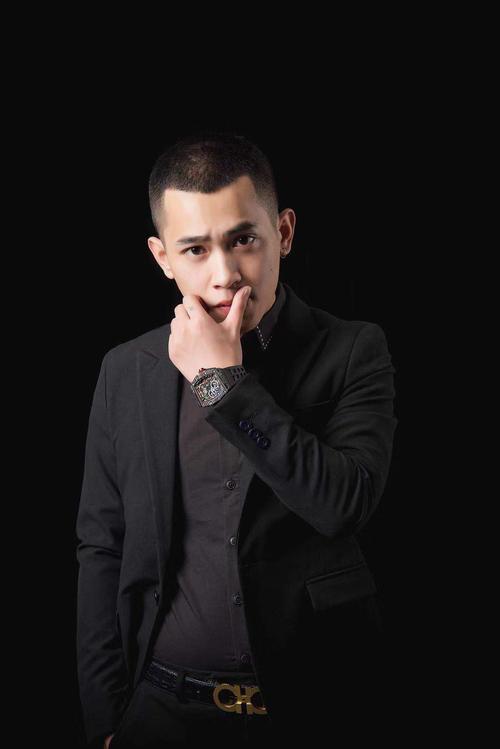 快手红人吴迪正面照片