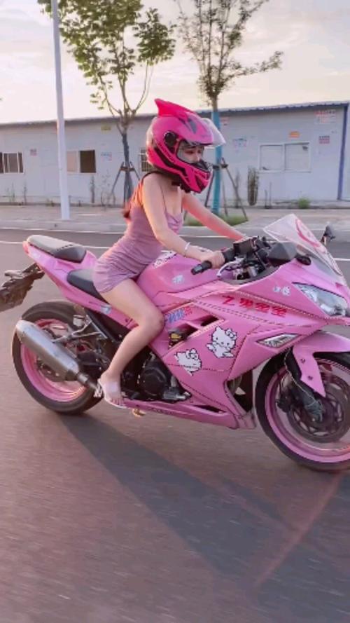 快手骑粉色机车的女孩