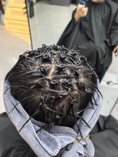 快手用夹板卷头发视频