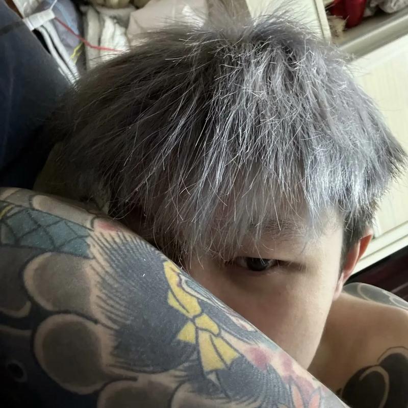 快手拍假发男摔倒ib