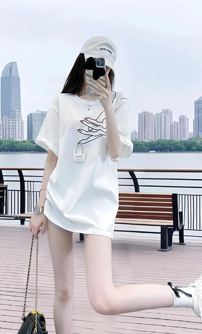 抖音白色半截袖衣服牌子