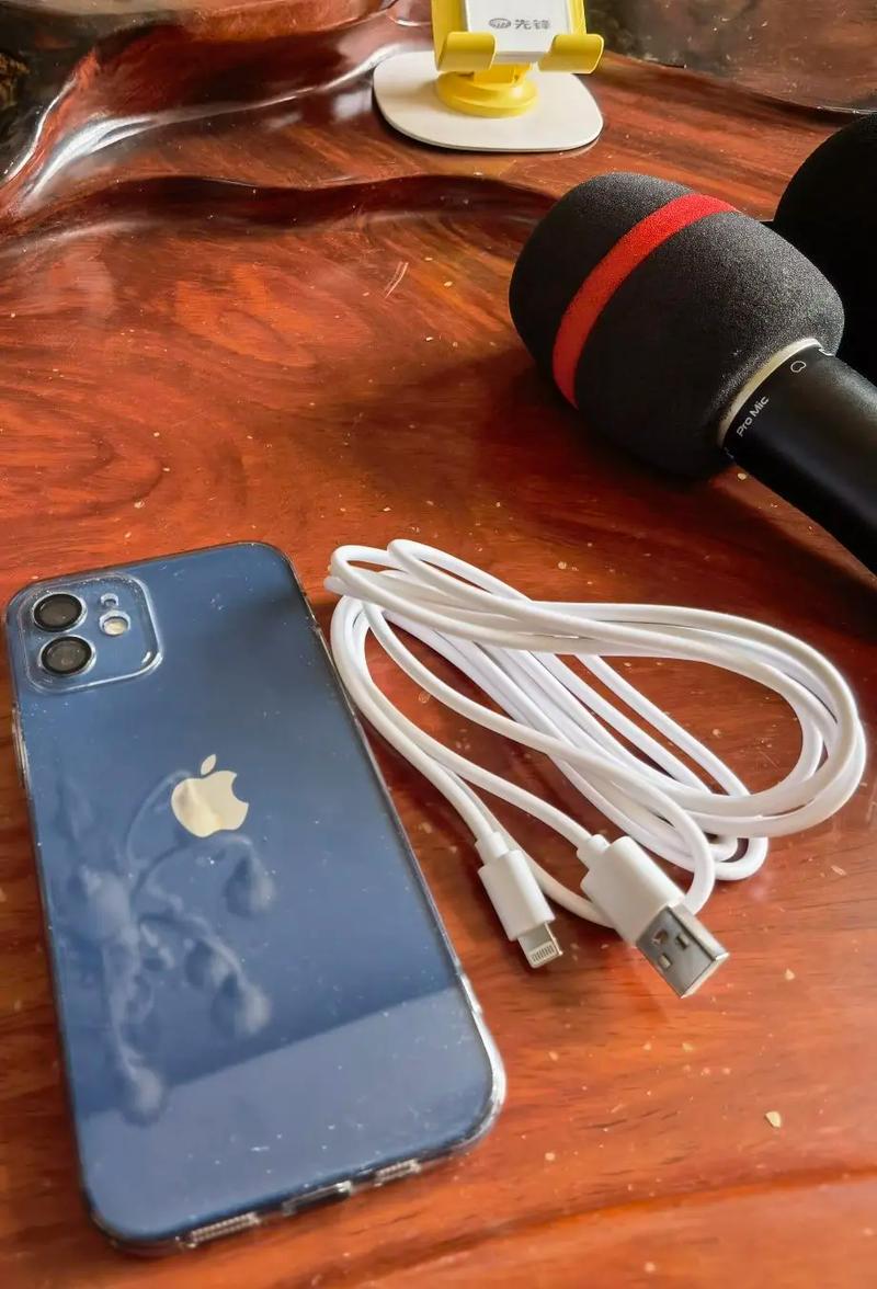 抖音利用充电线悬挂手机