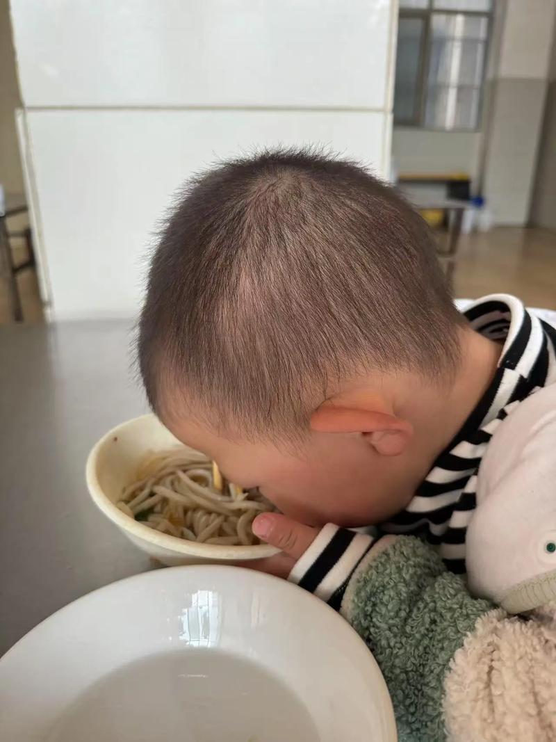 大人看抖音宝宝吃了涂料