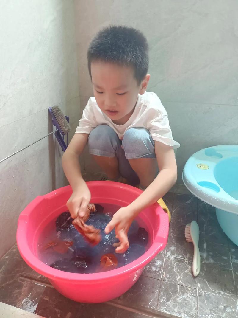 抖音 小孩给爸爸洗袜子