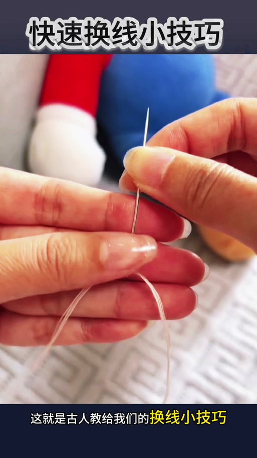 抖音小伙模仿老奶奶穿针