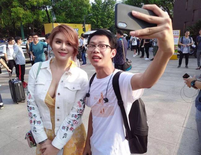 张琪格炉石直播俯卧撑