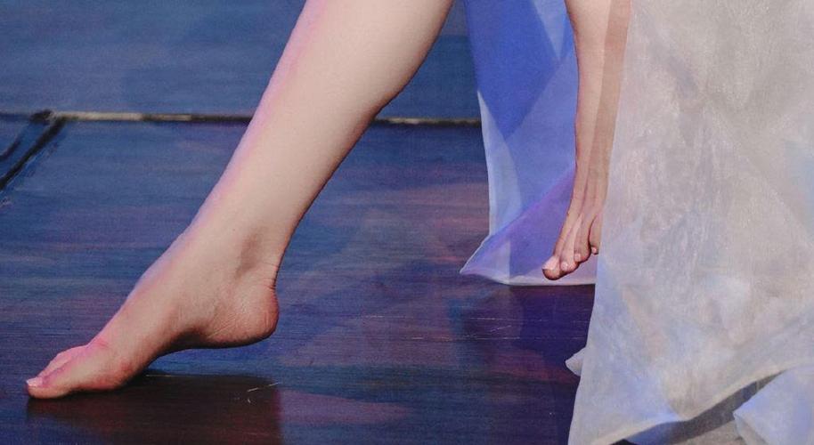 女主播直播脚蹭麦克风