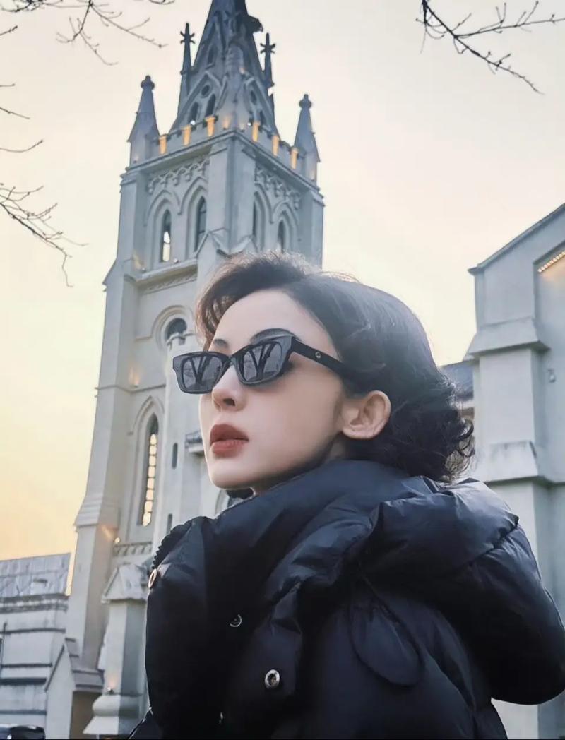 抖音上带墨镜的一首歌