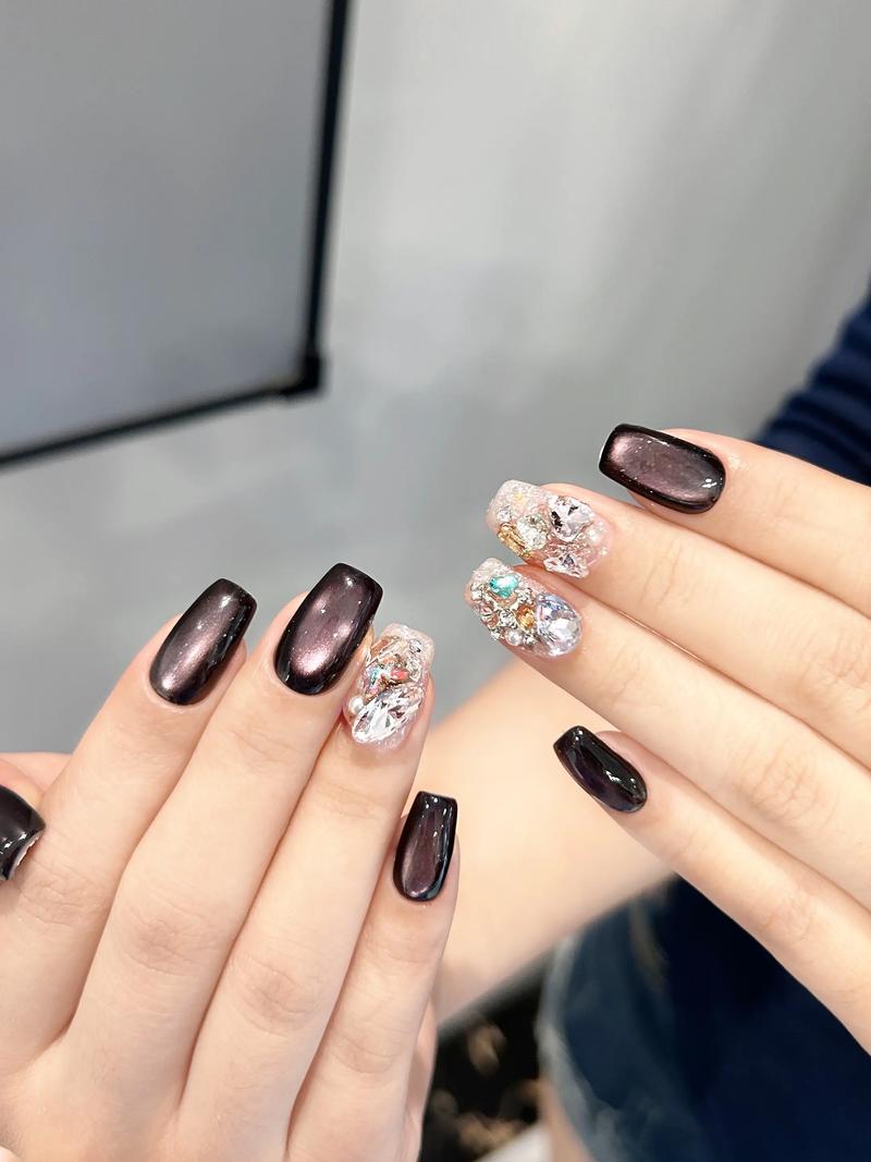 抖音一个男的指甲贴钻