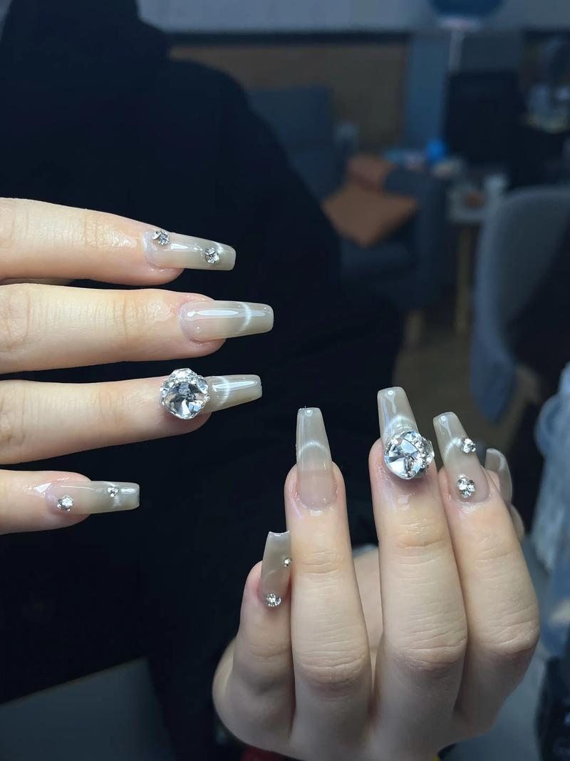 抖音一个男的指甲贴钻