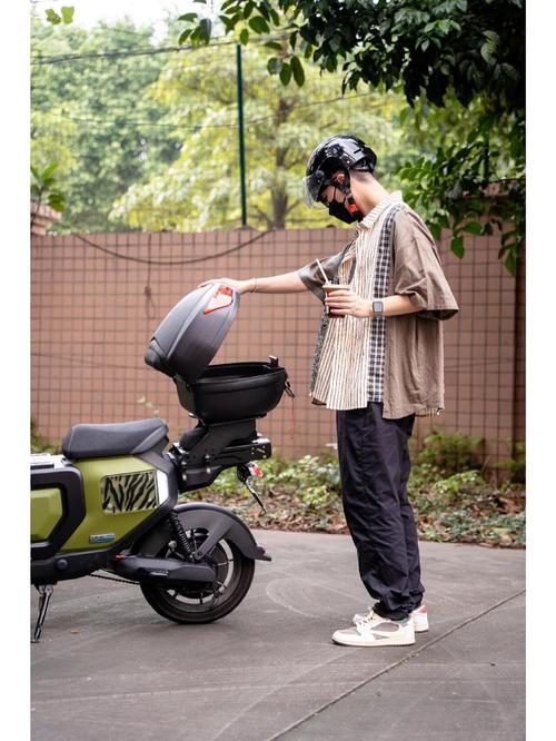 抖音发的行李箱电动车