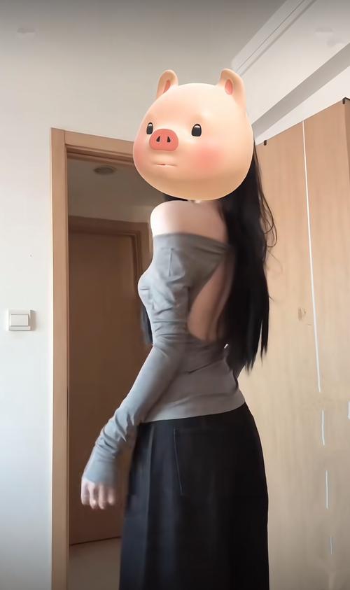 抖音一字肩露后背t恤