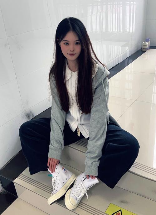 抖音很火的白色帆布鞋