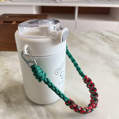 抖音上用绳子吊保温杯