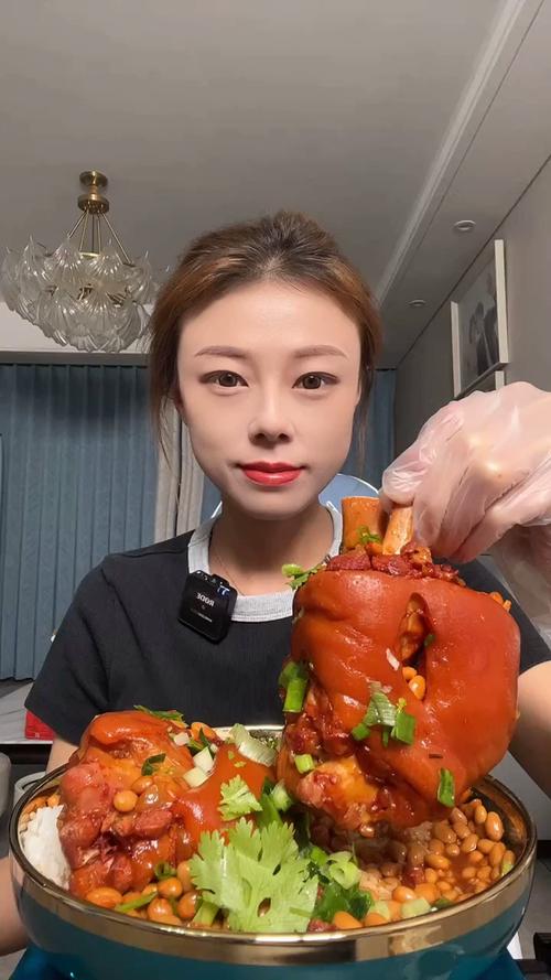 姑娘直播吃猪肘子视频