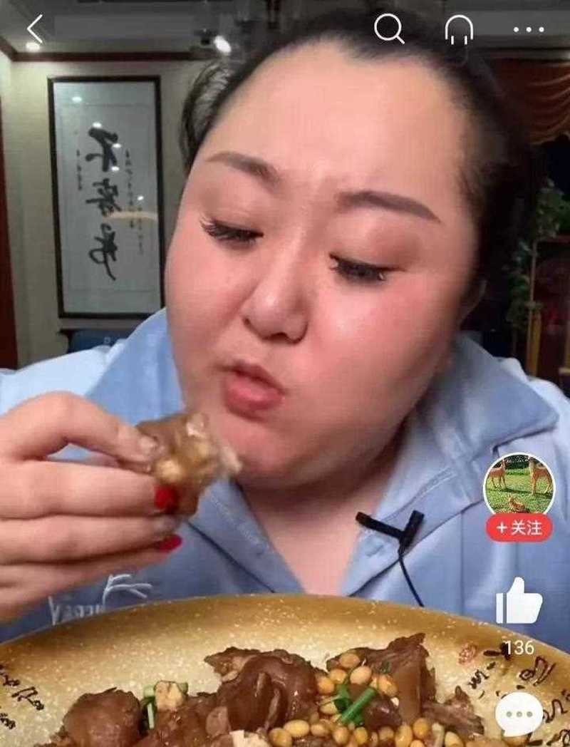 姑娘直播吃猪肘子视频