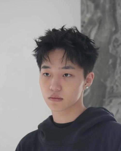 快手红人男生短发照片