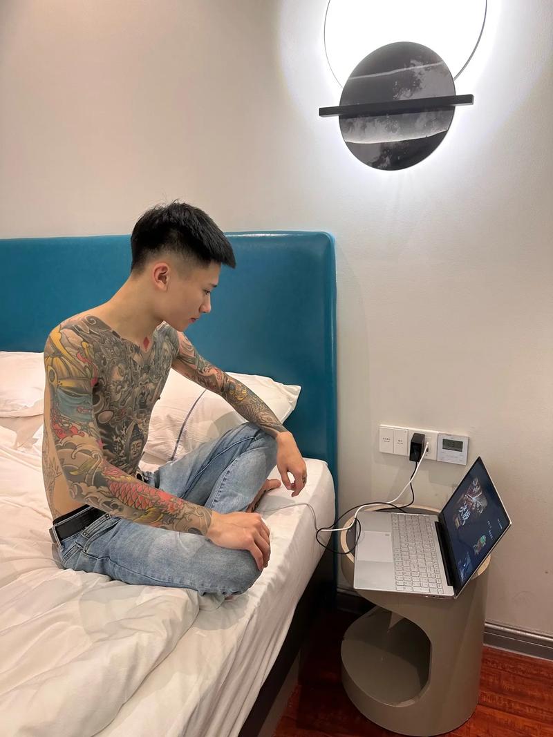 快手精神小伙纹身图片