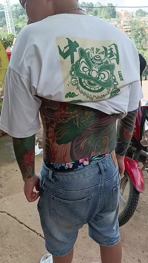 快手精神小伙纹身图片