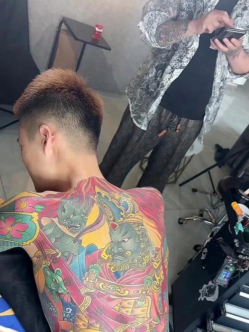 快手精神小伙纹身图片