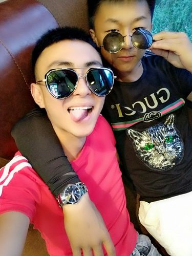 快手怪兽超人直播接吻