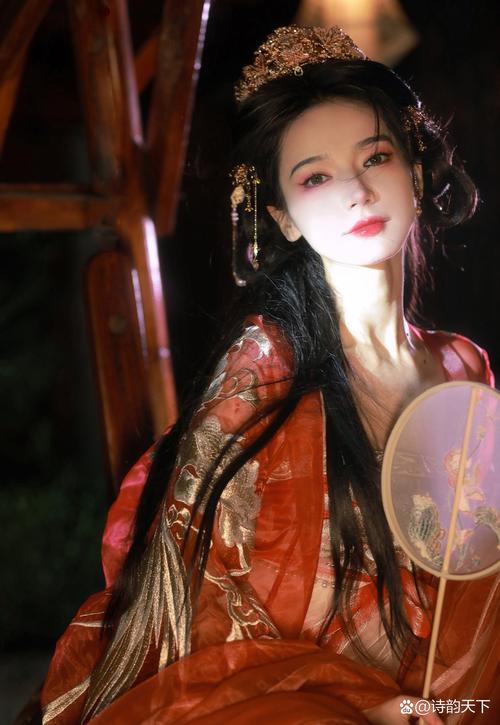 抖音上穿古装手持圆扇