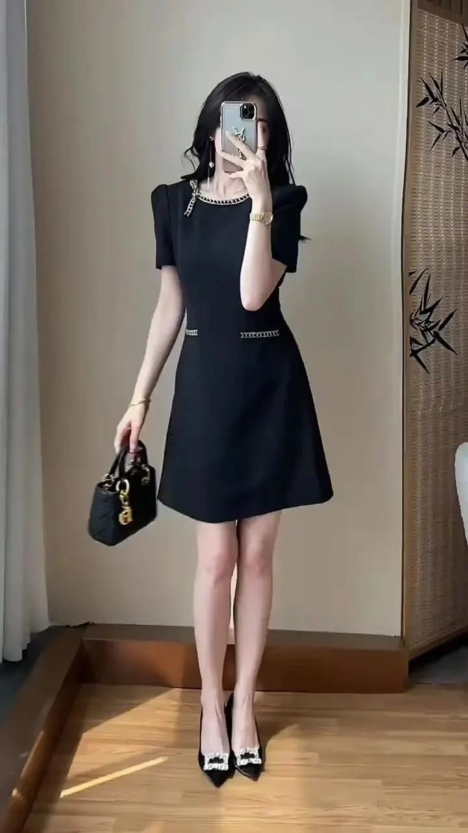 抖音里连衣裙女叫什么