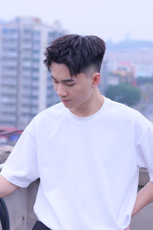 快手精神小伙短发发型