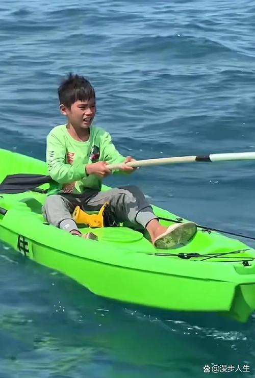 抖音小孩子划船的表情