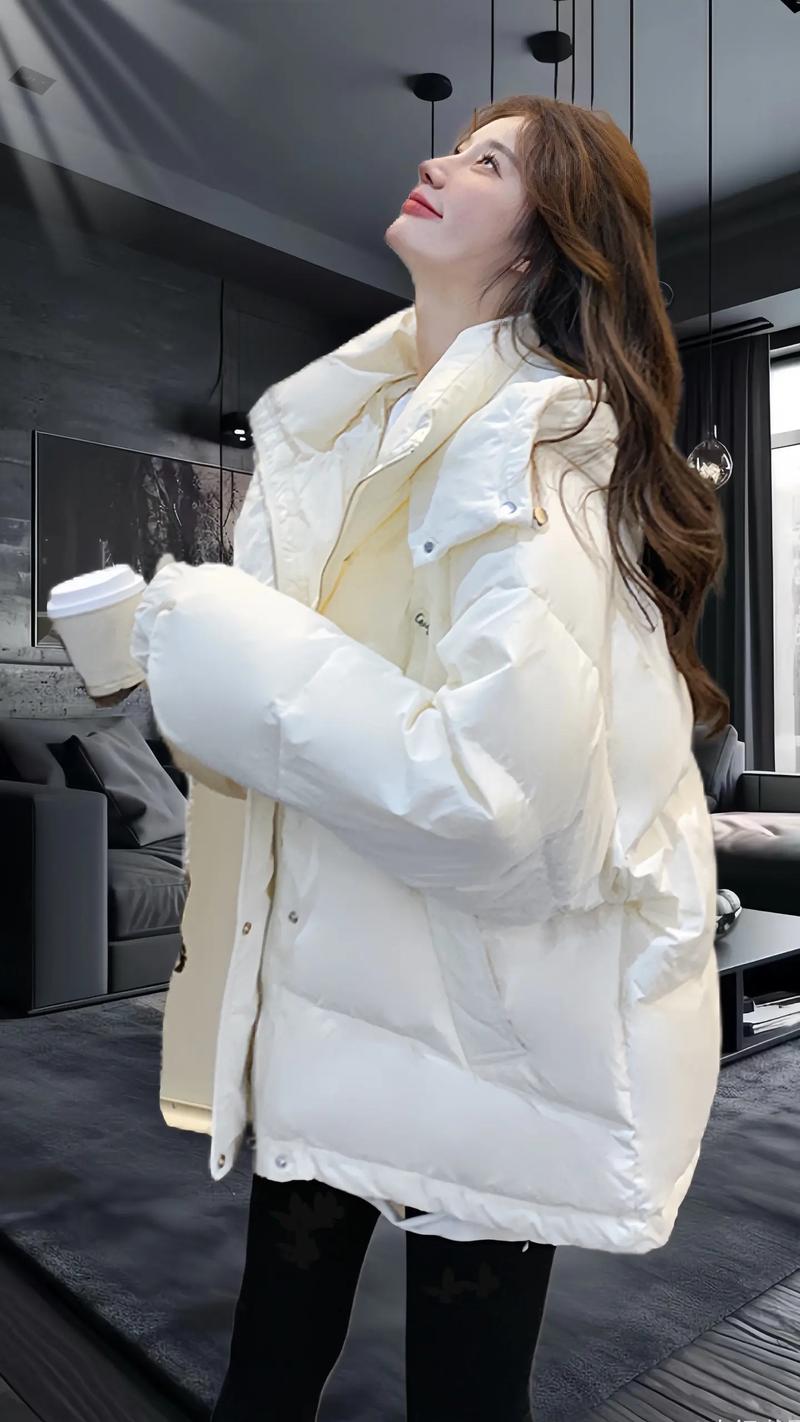 火爆抖音的白色羽绒服
