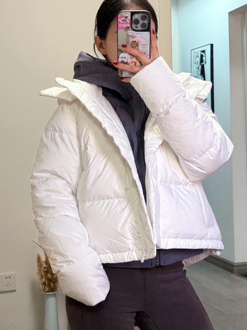 火爆抖音的白色羽绒服
