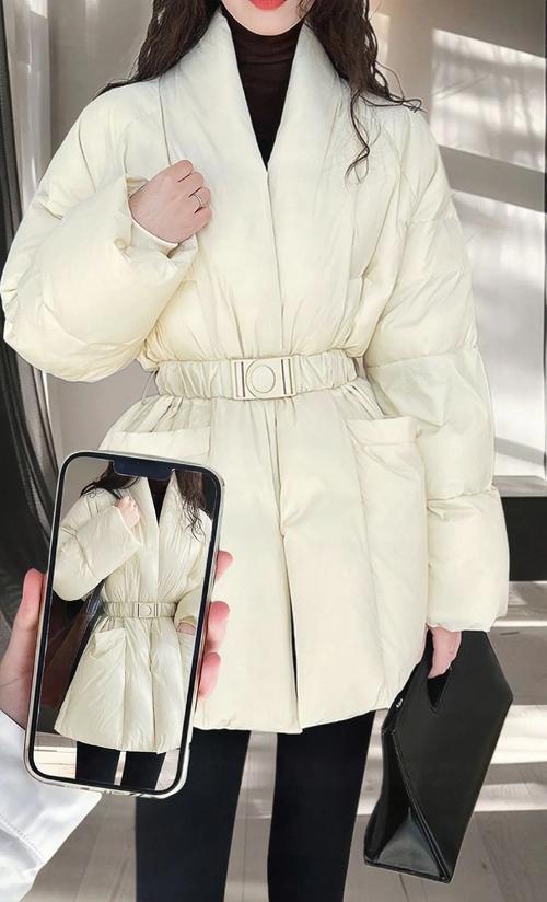火爆抖音的白色羽绒服