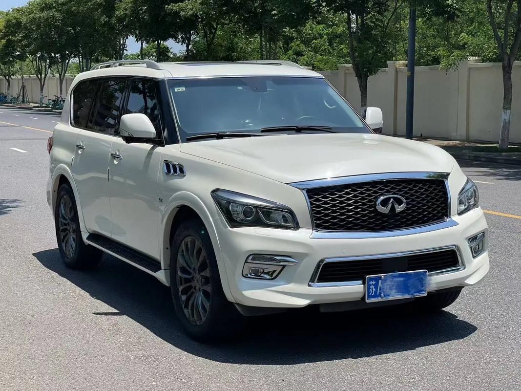 抖音上面的白色四驱车