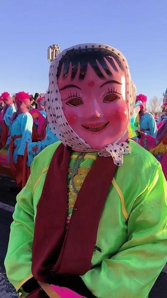 抖音里的娃娃真人头套