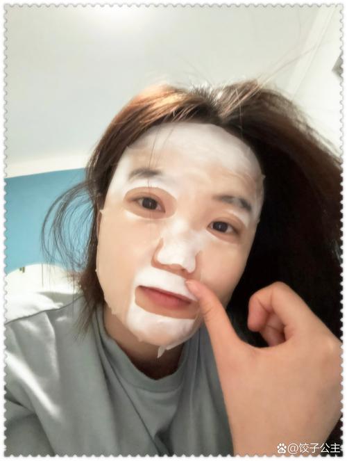 抖音里脸上贴着化妆棉