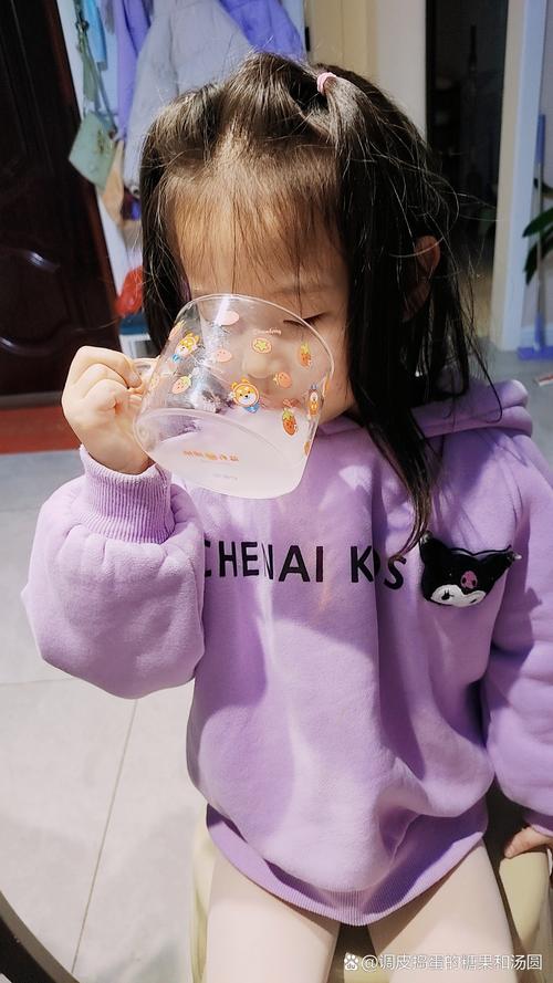 抖音小女孩颜料挤压瓶