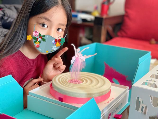 抖音小女孩颜料挤压瓶