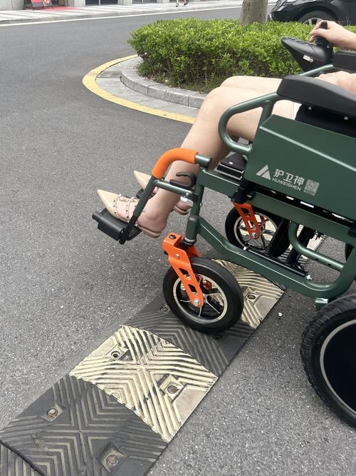 抖音上女孩的电动轮椅