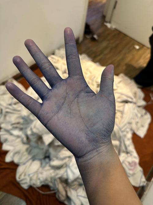 抖音上地球上的手掌印