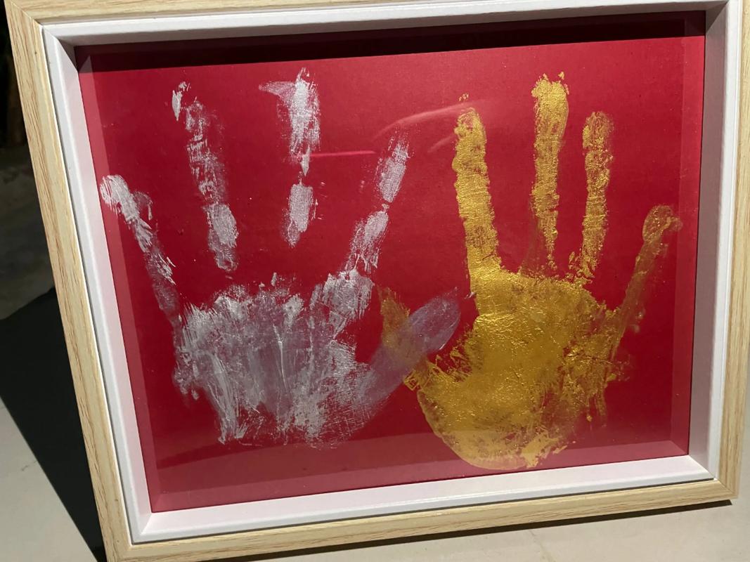 抖音上地球上的手掌印