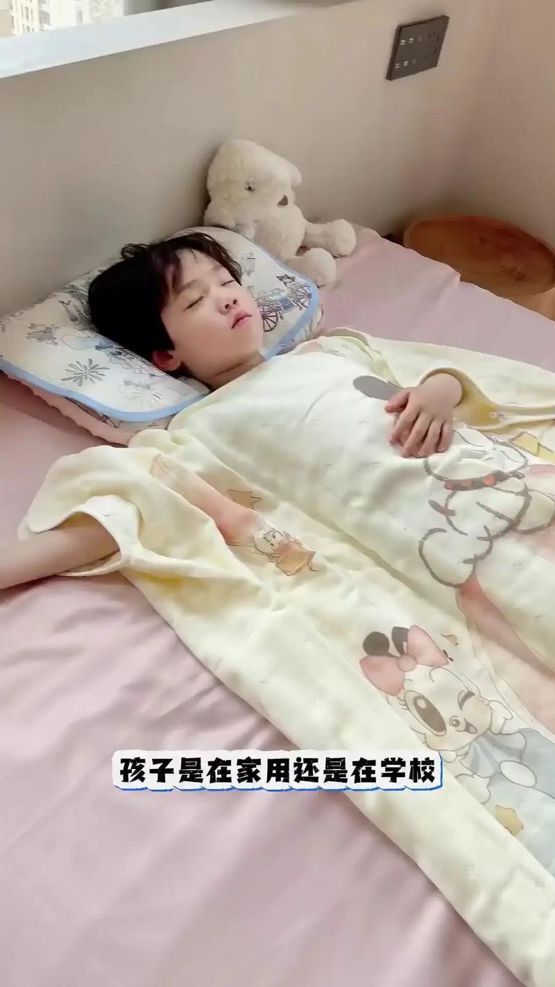 抖音婴儿防踢被子叠法