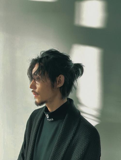 抖音上有个男的武士头