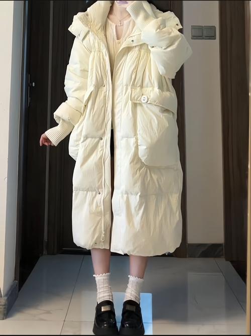抖音里白色连体羽绒服