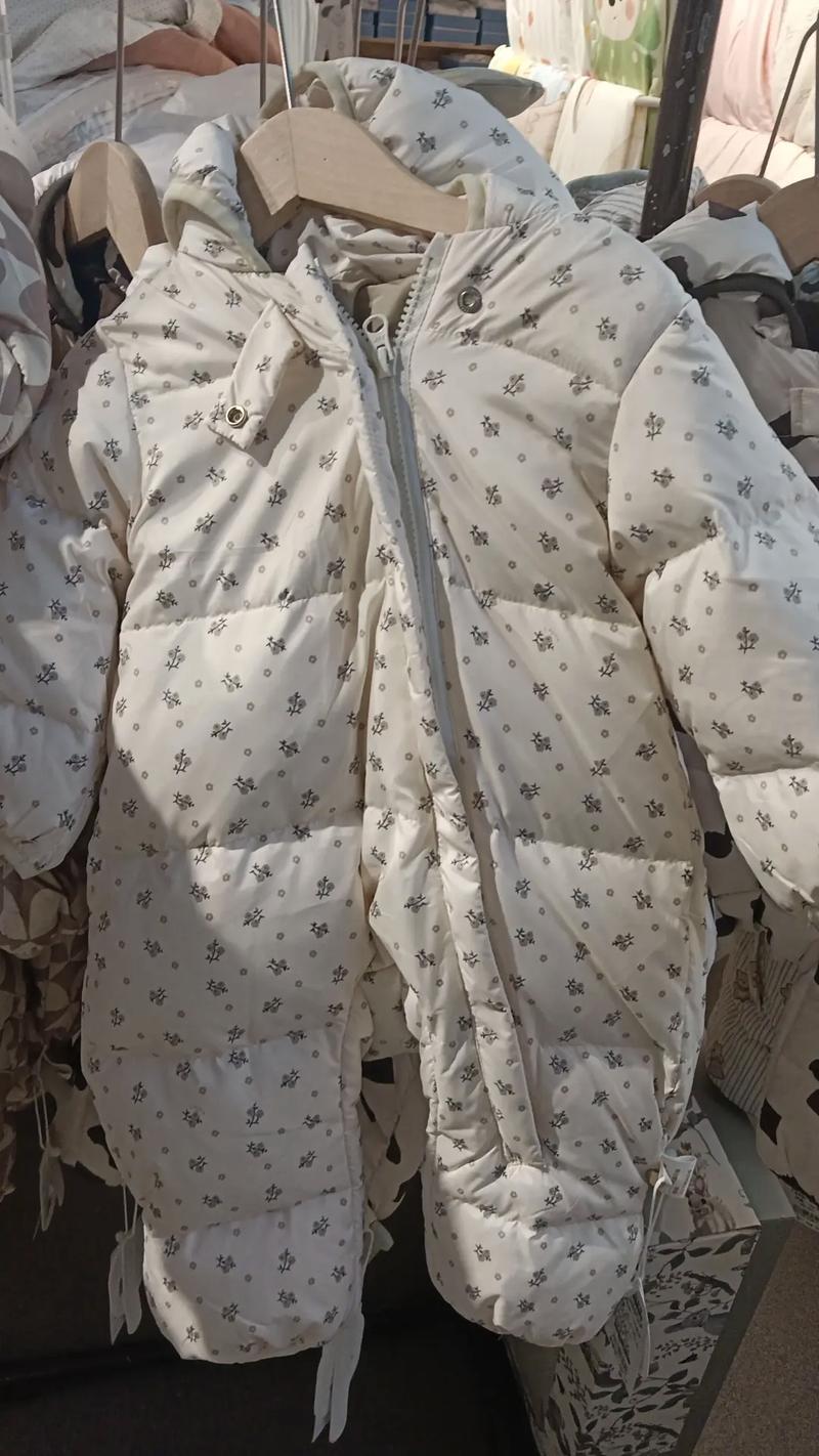 抖音里白色连体羽绒服