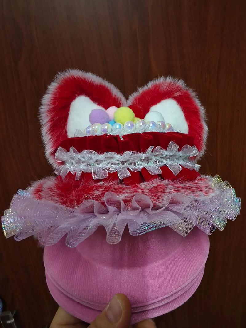 抖音里有个猫戴个发卡