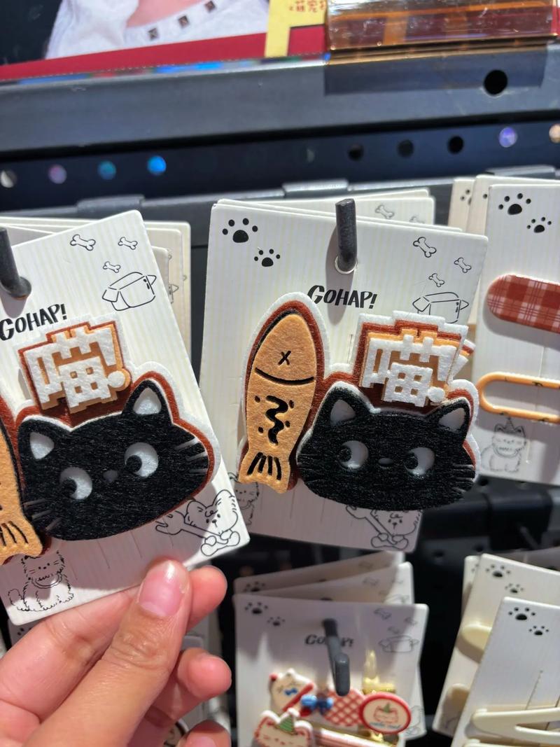 抖音里有个猫戴个发卡