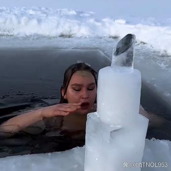 抖音把干冰放在泳池里